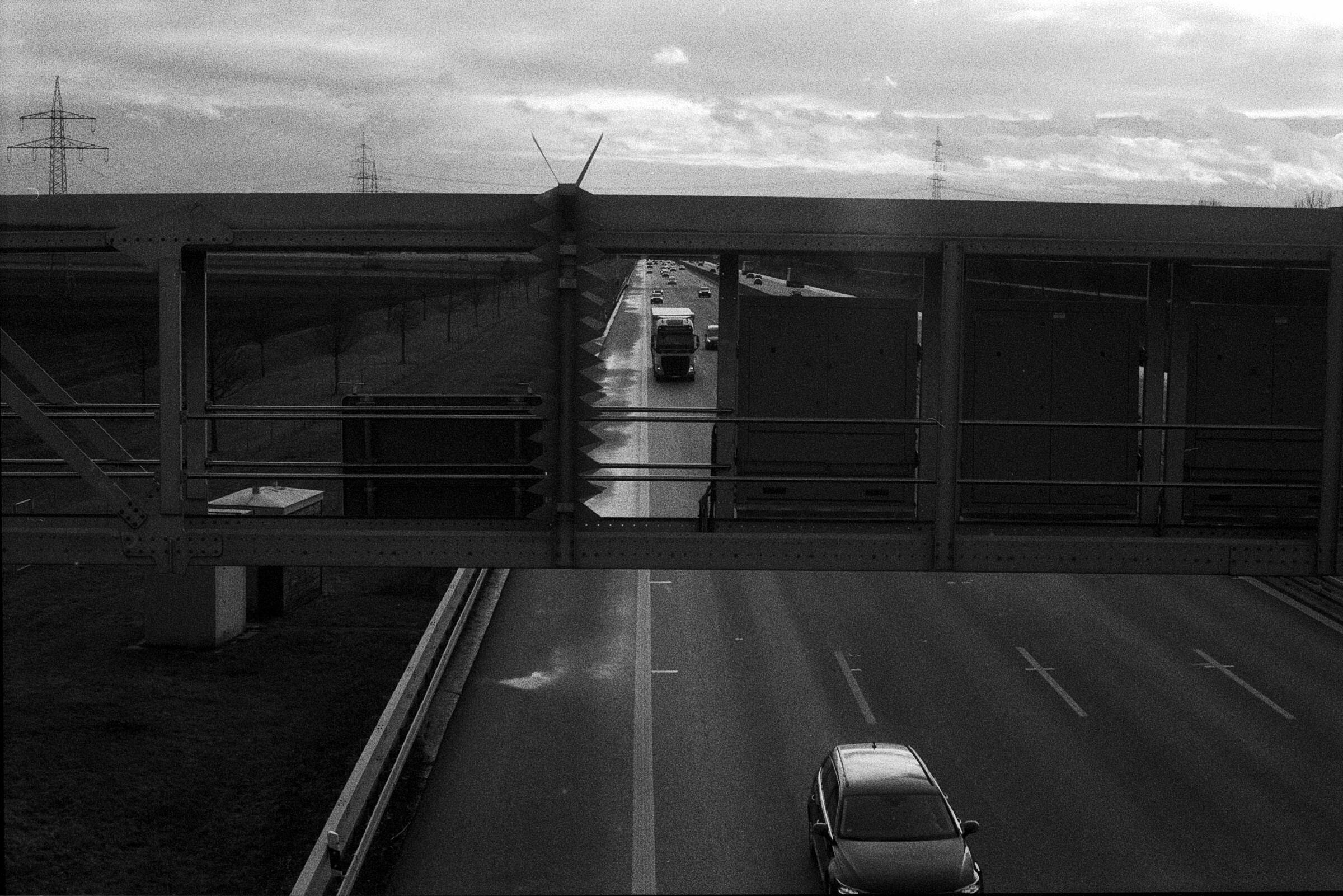 Die Autobahn zerschneidet das Land